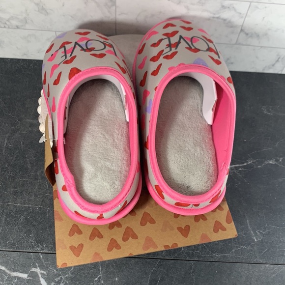 COPY - NWT Rae Dunn LOVE slippers with hearts pattern on it size small 5-6 - Picture 3 of 5